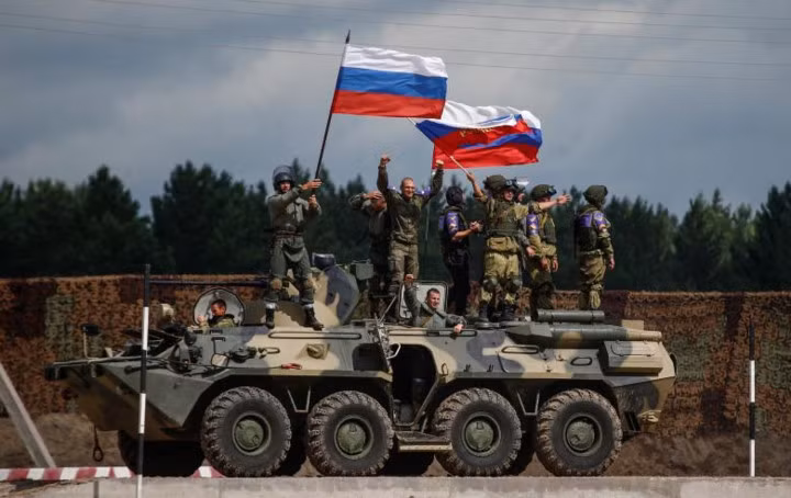 Binh sĩ Nga ăn mừng chiến thắng trong một phần thi tại trường bắn Andreyevsky.