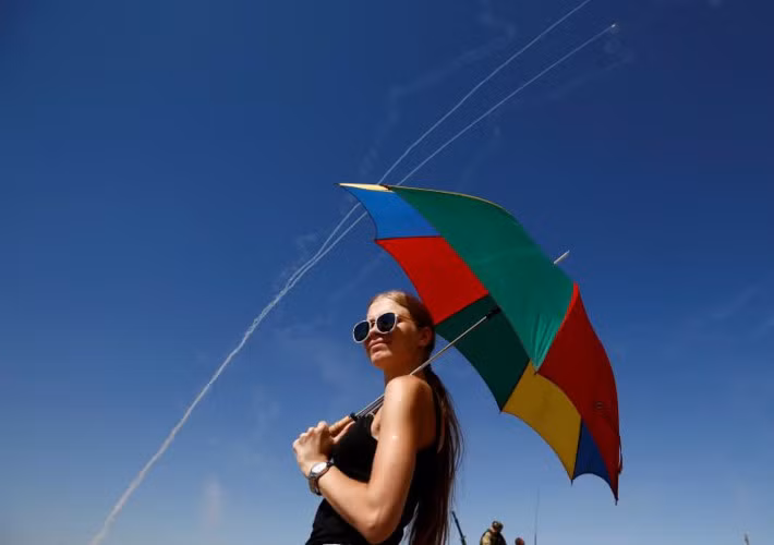 Một nữ du khách ngắm nhìn màn thi tên lửa đầy ấn tượng tại đại hội Quân sự Thế giới.