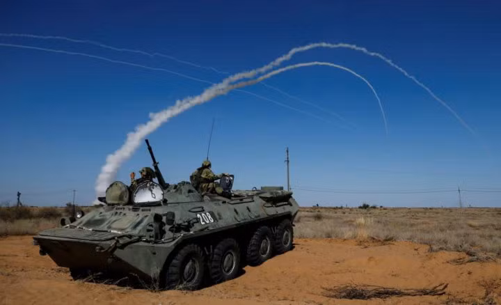 Binh sĩ Nga trên chiếc xe thiết giáp bộ binh theo dõi màn phóng tên lửa S-300 tại trường bắn Ashuluk tại Astrakhan.