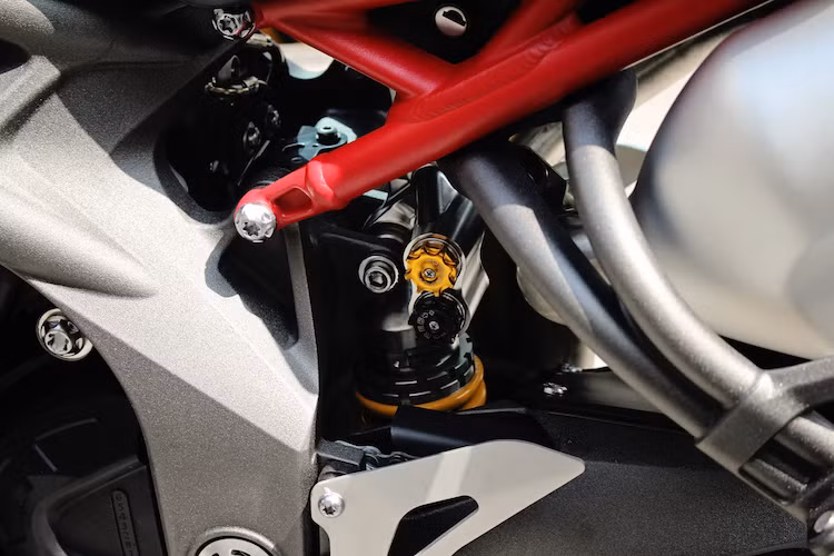 Ở phía sau, một đặc điểm để nhận biết Speed Triple R là bộ khung phụ phía sau được sơn màu đỏ nổi bật hơn. Bên dưới bộ khung này là cây phuộc "hàng hiệu" Ohlins TTX36, với núm chỉnh độ nảy (rebound) và độ nén của lò xo (compress). Hành trình của phuộc sau là 130 mm, trong khi phuộc trước là 120 mm.