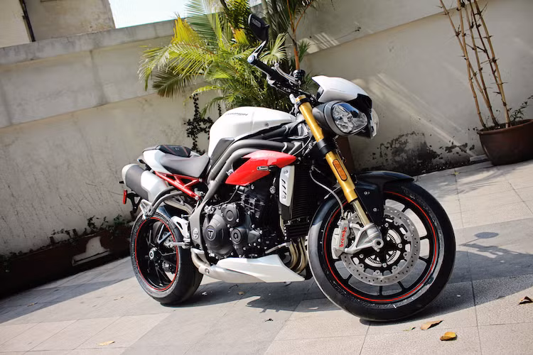 Chiếc Speed Triple R thế hệ mới đầu tiên xuất hiện tại Việt Nam đã được đưa về bởi showroom xe môtô nhập khẩu Đức Quảng Ngãi tại Hà Nội. Theo đại diện showroom, sau khi tính đủ các chi phí, giá bán của xe tại thị trường Việt là khoảng 27.000 USD (tương đương 614 triệu đồng).