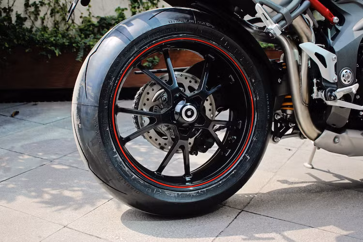 Ở phía sau, chiếc xe được trang bị hệ thống phanh đĩa đơn với đường kính 255 mm và sử dụng heo Nissin 2 piston. Trong khi dòng Street Triple 675 có gắp đôi phía sau thì ngay từ thế hệ 2 của Speed Triple, chiếc xe đã luôn được trang bị gắp đơn phía sau. Bộ mâm của Speed Triple R có thiết kế 5 cánh chữ V thể thao, sơn đen và viền chỉ đỏ trang trí xung quanh.