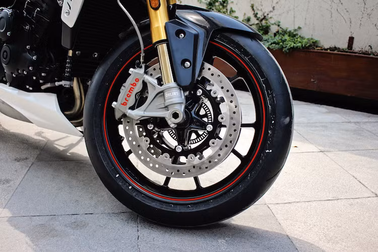 Điểm khiến phiên bản Speed Triple R trở nên khác biệt so với bản S thấp hơn là những phụ tùng được sử dụng cho xe. Thay vì phuộc trước Showa, chiếc xe sở hữu cặp phuộc Ohlins NIX30 như nhiều dòng superbike tên tuổi, cùng với hệ thống phanh trước đĩa kép 320 mm và heo Brembo Monobloc 4 pis. Ngoài ra, chỉ có Speed Triple R mới có dè trước bằng sợi carbon.