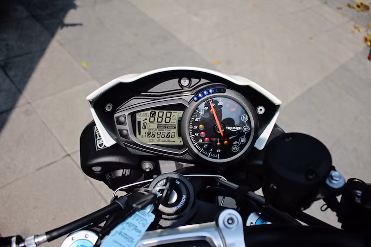 Không giống như "đàn em" Street Triple thế hệ mới đã được nâng cấp lên bảng đồng hồ full kỹ thuật số với màn hình LCD màu, Speed Triple R 2017 vẫn sử dụng thiết kế đồng hồ cũ với màn hình LCD đơn sắc ở bên trái và báo tua ở bên phải. Mặc dù vậy, bảng đồng hồ này cũng có ưu điểm là dễ đọc ngay cả ở dưới ánh nắng mạnh.