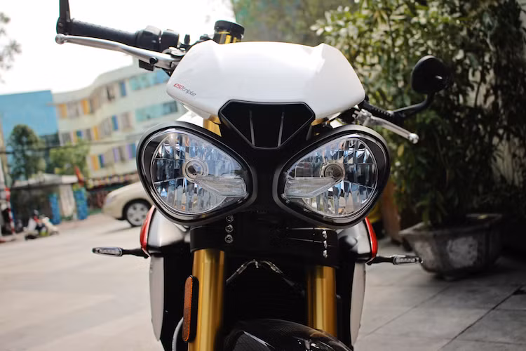 Trong đợt nâng cấp mới nhất vào năm 2016, Triumph Speed Triple đã có một loạt các thay đổi so với phiên bản cũ, trong khi vẫn giữ lại kiểu dáng truyền thống của dòng xe. Ở phía trước, đặc điểm của dòng Speed/Street Triple là đèn pha kép "mắt lồi" vẫn được giữ lại, nhưng cụm đèn này đã được thiết kế lại, ít góc cạnh hơn. Nằm phía trên là "mào" chắn gió cũng có thiết kế mới, với một lỗ hút gió nằm bên dưới.