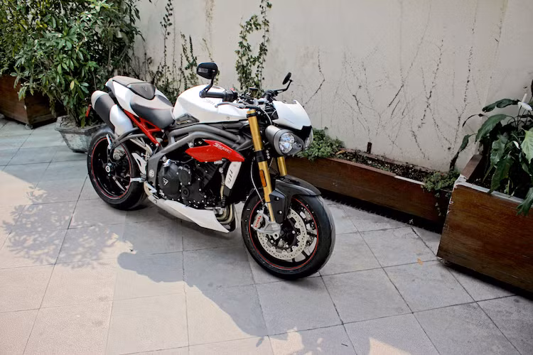 Vào năm 1994, dòng xe Speed Triple đã lần đầu tiên được hãng xe Anh Quốc Triumph ra mắt và trở thành mẫu xe mang phong cách streetfighter đầu tiên sản xuất hàng loạt. Tính tới nay, Street Triple đã trải qua tổng cộng 5 thế hệ, với phiên bản mới nhất vừa được ra mắt năm 2016. Mới đây nhất, chiếc Triumph Speed Triple R 2017 đầu tiên tại Việt Nam đã vừa có mặt ở Hà Nội.