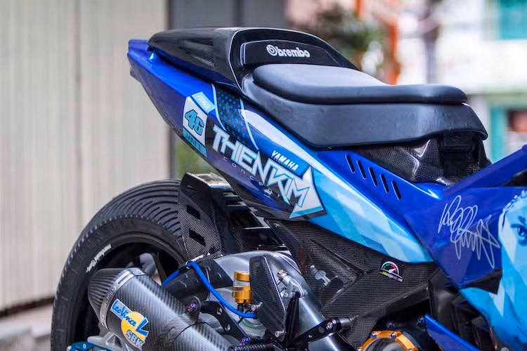 Theo phong cách thể thao, vị trí ngồi phía sau trên chiếc Exciter đã được thay bằng ốp yên solo sợi carbon, trong khi yên cho người lái cũng được tối giản giống như những chiếc siêu môtô đua. Nằm ở bên dưới yên trước, một phần vỏ của xe đã được xẻ rãnh tương tự những đường gân trên bình xăng của R1, R6 hay R15.