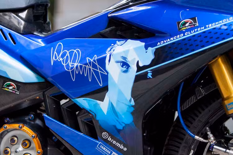 Toàn bộ dàn vỏ bóng của chiếc xe đã được sơn airbrush tem đấu với hình ảnh và chữ ký của tay đua Valentino Rossi cùng tông màu xanh "GP" quen thuộc của Yamaha. Trong khi đó, nhiều chi tiết khác trên chiếc xe cũng đã được dán sợi carbon thật đầy chất thể thao. Sườn xe được lắp thêm cây trợ lực Ohlins tem khắc ở bên trái.