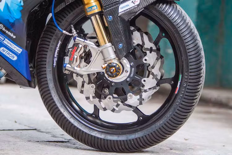 "Dàn chân" của chiếc Exciter này đã được nâng cấp "khủng" với cặp mâm Marchesini M7RR hợp kim siêu nhẹ, vốn dành cho chiếc siêu môtô BMW HP4. Đi kèm với mâm là cặp lốp Pirelli Diablo Rain cho độ bám đường tốt ở ngay cả tỏng điều kiện đường trơn. Hệ thống phanh trước cũng sử dụng toàn "hàng hiệu" với cặp đĩa Galfer và heo Brembo GP4RX.