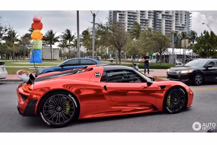 Với gói Weissach, tốc độ tối đa của 918 Spyder sẽ bị giảm nhẹ do có lực nén thân xe xuống mặt đường cao hơn. Đổi lại, chiếc xe chỉ mất 2,6 giây để tăng tốc từ 0-100 km/h (giảm 0,2 giây so với phiên bản không Weissach) cùng độ bám đường cao hơn, giúp xe có thể giảm tổng thời gian hoàn thành mỗi vòng đua xuống.