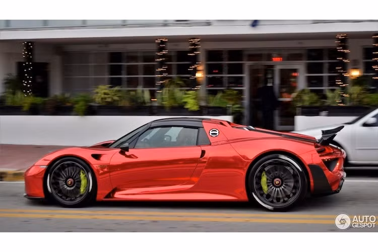 Mặc dù những siêu xe triệu đô xuất hiện ở Miami với tần suất khá "dày đặc", tuy nhiên chiếc 918 Spyder của đại gia Ả Rập này vẫn gây sự chú ý đặc biệt bởi màu đỏ chrome bắt mắt. Không có trong bảng màu của Porsche, nhiều khả năng màu sắc này có được là nhờ vào việc dán decal đổi màu toàn thân.