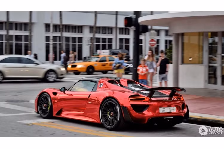 918 Spyder sở hữu động cơ V8 608 mã lực, truyền sức mạnh tới bánh sau và hộp số ly hợp kép PDK 7 cấp, kèm theo một mô-tơ điện dẫn động cầu trước với công suất 125 mã lực. Khi cả 2 động cơ này cùng hoạt động, tổng công suất của xe sẽ lên tới 887 mã lực.