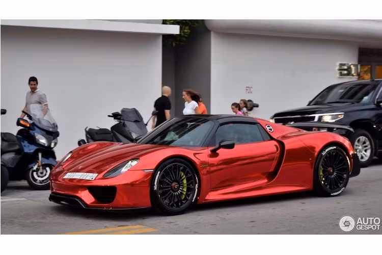 Ngoài ra chiếc xe còn được trang bị thêm các chi tiết khí động học bằng sợi carbon như cánh đuôi và "vây" ốp quanh cản sau. Những biện pháp "ép cân" khác cũng giúp chiếc 918 Spyder với gói Weissach nhẹ hơn 40 kg so với phiên bản thường.