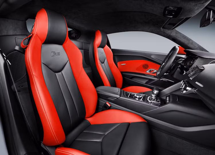 Giống như ngoại thất, cabin của chiếc xe cũng được phối với tông màu đỏ và đen thể thao. Các ghế ngồi của Audi R8 Audi Sport Edition là dạng ghế xe đua với logo R8 được dập trên lưng mỗi ghế. Trong khi đó, trần xe được phủ kín trong vải nhung Alcantara màu đen. R8 Audi Sport Edition cũng được trang bị sẵn bảng đồng hồ kỹ thuật số Virtual Cockpit.