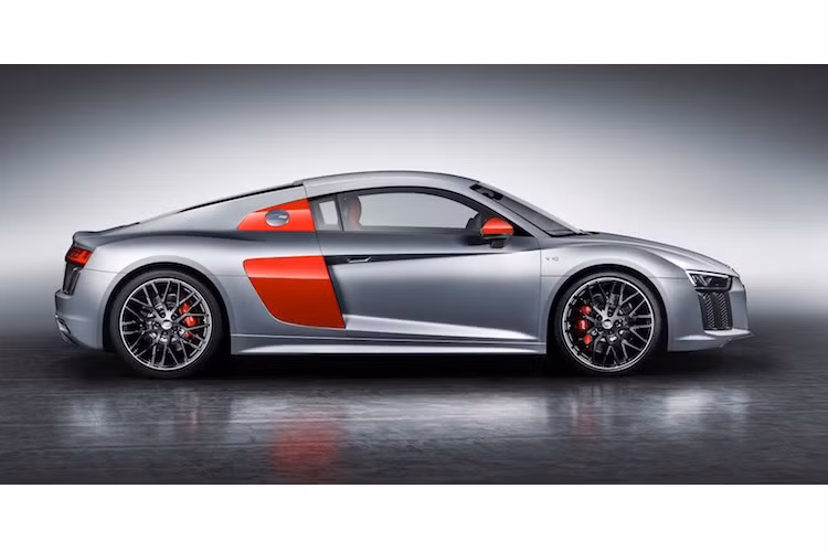 Về hệ động lực, Audi R8 Audi Sport Edition vẫn tiếp tục trang bị động cơ V10 5.2l nạp khí tự nhiên kèm hệ dẫn động 4 bánh quattro và hộp số ly hợp kép S-Tronic 7 cấp. Trên bản thường, động cơ mạnh 540 mã lực/540 Nm trong khi bản V10 Plus có sức mạnh tương đương siêu xe Lamborghini Huracna là 610 mã lực/560 Nm.