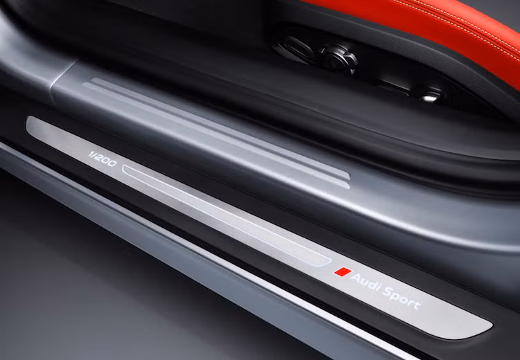 Để khẳng định sự đặc biệt của phiên bản này, Audi đã khắc logo Audi Sport và số thứ tự sản xuất của mỗi chiếc xe trên tấm nhôm ốp bậu cửa. Cũng giống như những mẫu xe sang khác, những dòng chữ này được soi sáng từ phía dưới bởi đẻn LED.