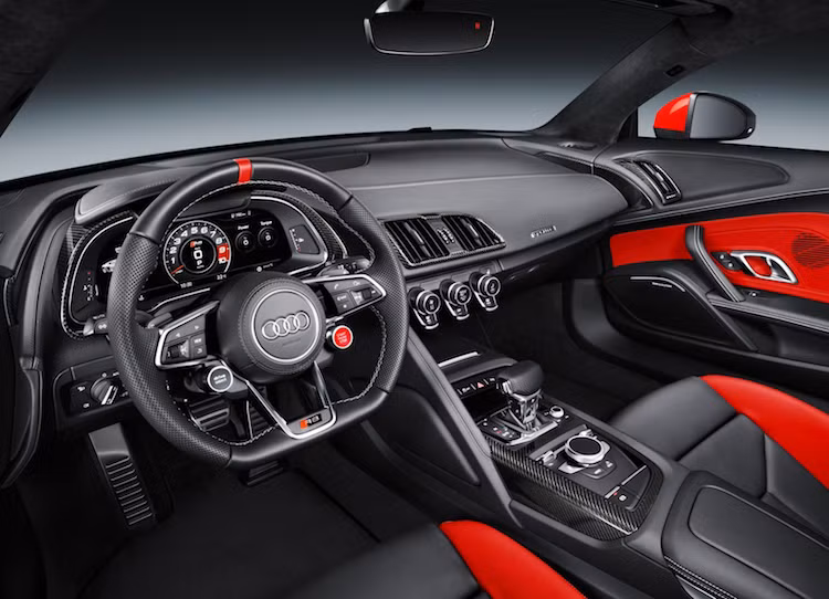 So với các phiên bản thường, Audi R8 Audi Sport Edition sở hữu cabin có đầy đủ các trang bị tùy chọn. Các chi tiết ốp trang trí bên trong nội thất được làm từ sợi carbon với bề mặt bóng, trong khi nhiều chi tiết bọc da được thêu chỉ màu đỏ tương phản nổi bật hơn.