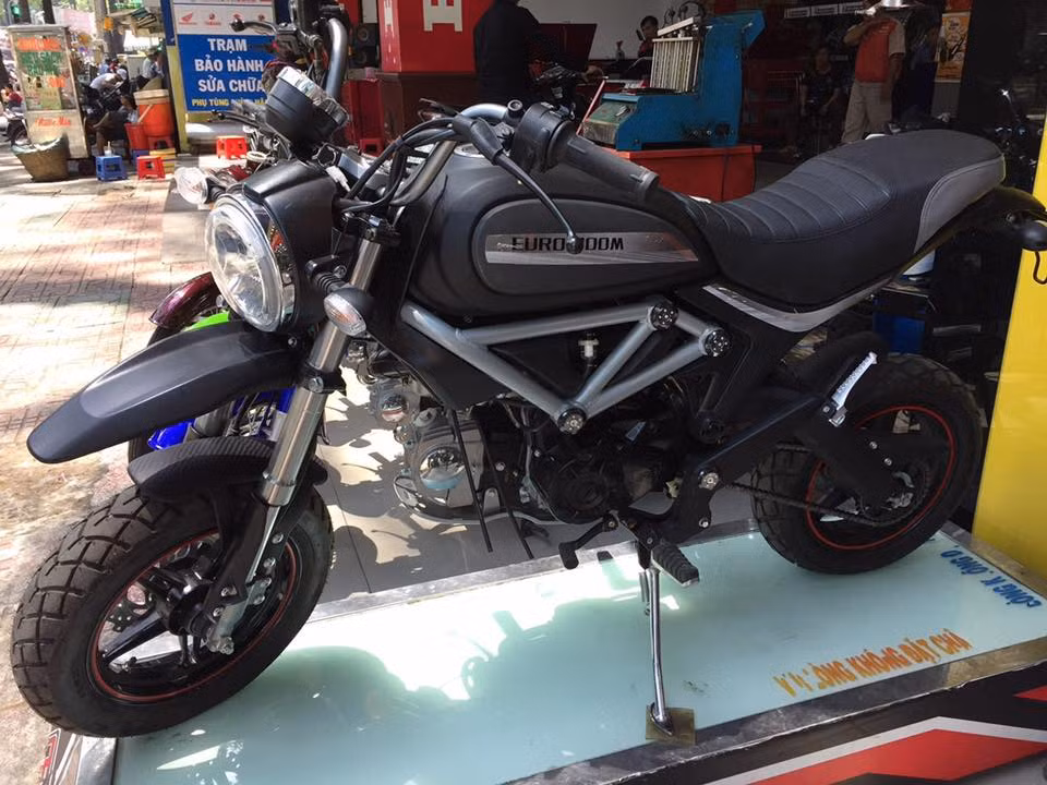 Cách đây không lâu, người chơi xe Việt Nam đã có dịp "xôn xao" với những chiếc xe máy Tàu nhái kiểu dáng Ducati Monster được bán với giá rẻ. Sau khi "cơn sốt" dòng xe này bị nguội đi nhanh chóng bởi những "tai tiếng" về chất lượng, một dòng xe Ducati Scrambler nhái lại vừa tiếp tục xuất hiện tại Việt Nam.