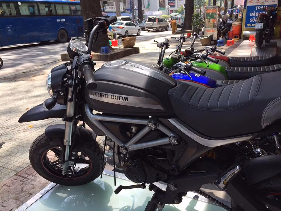 Cũng giống như chiếc Monster "nhái" trước đây, mẫu minibike "Tàu" này có các chi tiết như bình xăng yên xe... rất giống với Ducati Scrambler thật. Thậm chí bảng đồng hồ của xe cũng có dạng điện tử tròn như Scrambler. Ở phía trên bình xăng có ghi tên gọi của xe là Euro Boom.