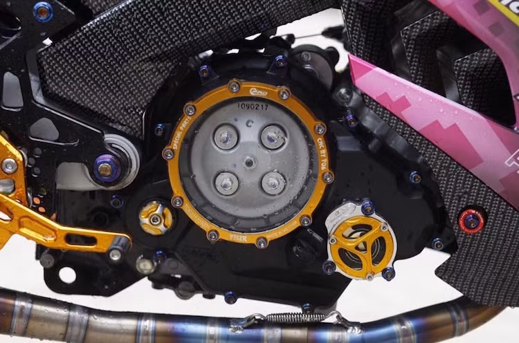 Khối động cơ SOHC 4 van của Exciter 150 cũng đã được trang trí lại với lốc nồi trong suốt CNC, nắp nhớt Racing Boy, nắp lọc dầu CNC, dàn ốc titan Proti và cổ pô titan. Ở bên phía bưởng điện là bảo vệ lốc và mang cá CNC. Dàn để chân của xe cũng đã được thay bằng nhôm, đem tới tư thế ngồi thể thao hơn.