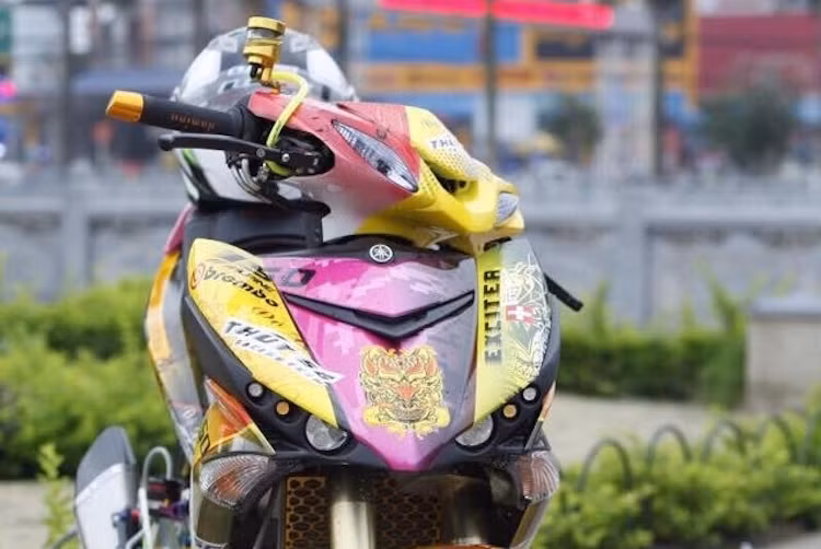 Mới đây nhất, một biker tại Thái Nguyên đã tiếp tục "trình làng" bản độ bánh lớn hoàn toàn mới từ chiếc Exciter 150. Bắt đầu từ phía trước, phần đầu nguyên bản của xe đã được thay bằng đầu Yamaha Luvias sắc sảo hơn. Để thay thế vai trò của đèn pha, cặp đèn LED L4 đã được chế thêm vào cho chiếc xe ở bên dưới đèn demi.