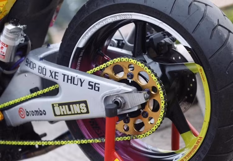 Ở phía sau, toàn bộ gắp nguyên bản của Exciter 150 độ đã bị thay bằng gắp nhôm của Yamaha R1, đi kèm với mâm sau Yamaha R6. Bên cạnh đó, hệ thống phuộc sau của xe cũng đã được thay bằng phuộc Racing Boy bình dầu rời. Sức mạnh động cơ được truyền tới bánh sau thông qua đĩa nhôm CNC và sên Osaki.