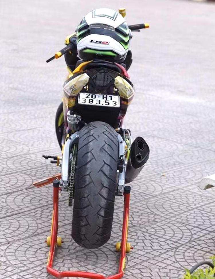 Với "dàn chân" khủng cùng một loạt các món phụ kiện bắt mắt, chiếc Yamaha Exciter 150 độ tại Thái Nguyên này đã hoàn toàn "lột xác" để có kiểu dáng "hầm hố" hơn như những mẫu xe phân khối lớn.