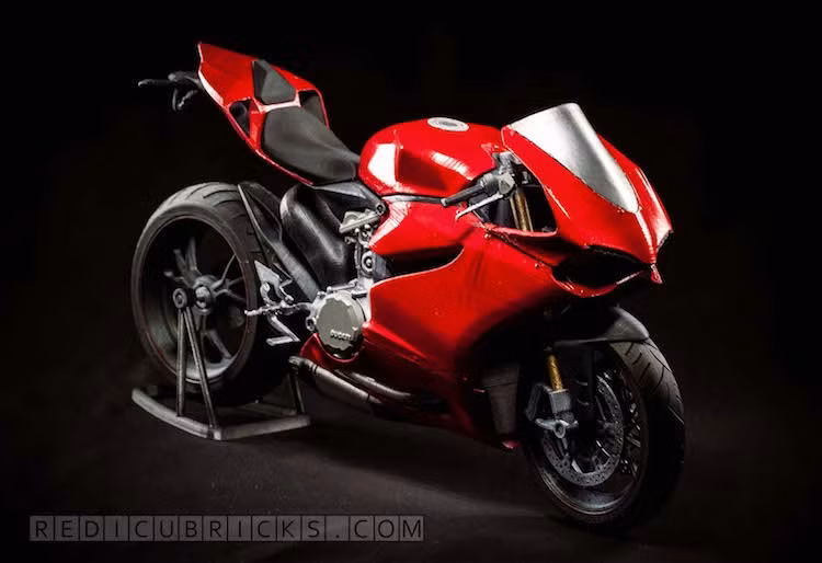 Nếu như sở hữu một máy in 3D, hiện nay bất kỳ một ai cũng có thể tự chế tạo cho mình một chiếc siêu môtô nổi tiếng cách đây vài năm là siêu môtô Ducati 1199 Panigale dưới dạng mô hình nhờ bản vẽ 3D được chia sẻ miễn phí trên internet.