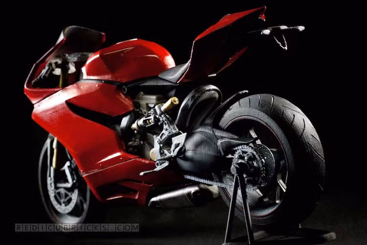 Mô hình Ducati 1199 Panigale này đã được một người yêu môtô mang tên Jacky Wan tự dựng lên bằng phần mềm CAD của hãng Autodesk, sau đó chuyển bản vẽ 3D vào và in ra bằng máy in Ultimaker.