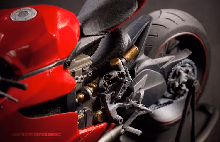 Do được in từng bộ phận nhỏ nên mô hình này có độ chính xác và tinh xảo đáng kinh ngạc, chi tiết tới từng mắt xích nhỏ nhất của chiếc xe. Tuy nhiên do được tạo nên nhờ công nghệ in 3D nên nhược điểm của mô hình này là bề mặt không phẳng tuyệt đối do những đường nhựa in từ kim phun của máy.