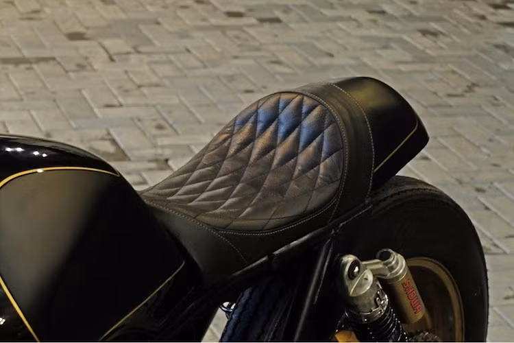 Thách thức lớn nhất với Kerkus khi tạo nên bản độ này đó là thiết kế ra phần đuôi với kiểu dáng hài hòa với bình xăng nguyên bản. Chính vì vậy, xưởng độ này đã tự gò một phần đuôi phong cách cafe racer nhưng vẫn đồng thời nối tiếp những đường nét của bình xăng. Bên cạnh đuôi mới, phần khung phụ phía sau và các lỗ bắt bình xăng cũng đã được sửa đổi lại.