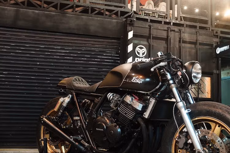 Hướng tới sự tối giản, Kerkus đã "lột trần" toàn bộ chiếc CB400SF và bắt đầu dựng lên bản độ từ khung, máy, bình xăng lớn và hệ thống treo nguyên bản. Ở phía trước, xưởng độ đã trang bị cho chiếc xe bộ đèn pha "gáo dừa" lớn với chóa sơn đen mờ, hai bên là những chiếc xi-nhan LED nhỏ gọn của hãng Bratzstyle để khiến phần đầu xe gọn gàng hơn.