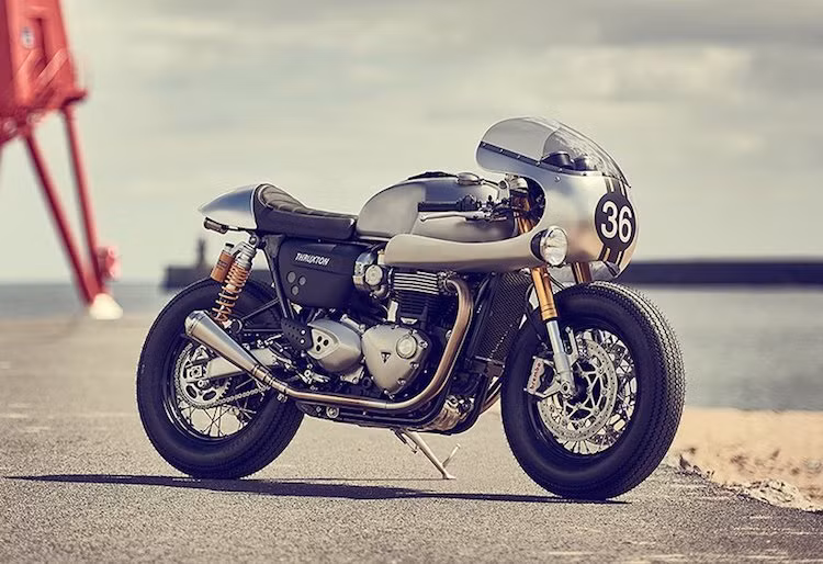 Dựa trên cơ sở dòng xe hoài cổ Triumph Bonneville T120 thế hệ mới, Triumph Thruxton R 2016 sở hữu vẻ ngoài đậm chất cafe racer cổ điển, đồng thời sở hữu hiệu năng của một siêu môtô hiện đại nhờ các phụ tùng "hàng hiệu" như heo Brembo hay phuộc Ohlins. Vốn đã rất hoàn hảo, chiếc xe còn trở thành "nguyên liệu" để "pha" ra những bản độ cafe racer còn đẹp mắt hơn.