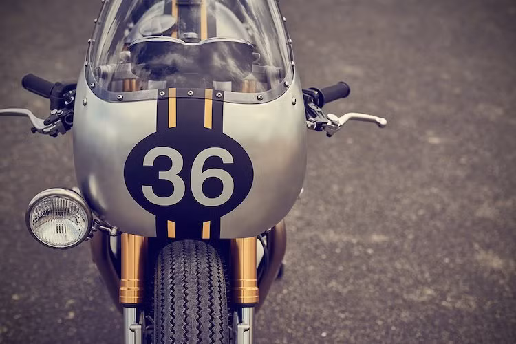 Dù đã bị che phủ bởi quây gió nhưng để khiến BIT2 có kiểu dáng hoàn mỹ nhất có thể, toàn bộ các dây dẫn của xe đã được giấu gọn. Đây là điều không hề đơn giản khi Thruxton R vốn đã có khá nhiều hệ thống điện tử phức tạp. Để tạo kiểu dáng cafe racer thuần chất cho chiếc xe, tay lái clip-on nguyên bản đã được úp ngược, trở nên cực thấp.