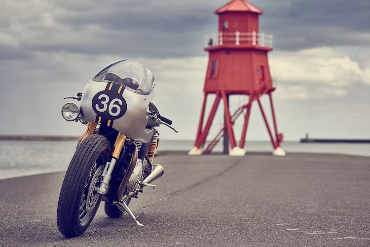 Lấy cảm hứng từ thương hiệu thời trang Barbour International của Anh Quốc, xưởng độ Down &amp; Out cũng tới từ Anh đã tạo ra một bản độ đầy tinh tế từ Thruxton R với tên tọi BIT2. Với sự hợp tác từ chính Triumph, bản độ này đã nâng sự tinh tế của Thruxton R thêm một bậc nữa.