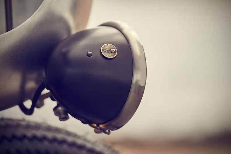 Dù có kiểu dáng giống quây gió nguyên bản của Triumph nhưng trên thực tế, bộ quây này đã được những người thợ tại Down &amp; Out gò lại hoàn toàn bằng nhôm. Ngoài ra, thay vì đèn pha tích hợp vào quây gió, xưởng độ này đã "treo" đèn ở bên phải quây của xe, khiến BIT2 có kiểu dáng đầy phá cách khi nhìn từ phía trước.