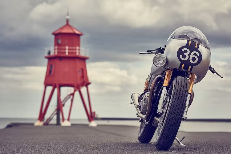 Vốn đã có kiểu dáng cafe racer cổ điển, chiếc Triumph Thruxton R độ này còn trở nên cực kỳ tinh tế với bản độ cafe racer từ xưởng Down &amp; Out tới từ Anh Quốc.