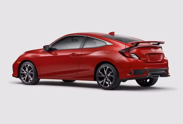 Ở phía sau, cả Civic Si bản sedan lẫn coupe đều chia sẻ chung cản hậu theo phong cách thể thao với ống xả đặt chính giữa. Tuy nhiên phiên bản Civic Si Coupe sẽ có cánh đuôi gắn phía sau lớn hơn và cặp đèn hậu nối liền với nhau bởi đèn phanh LED.