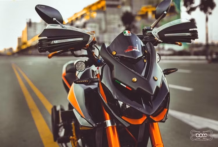 Để phục vụ cho những chuyến "tour" dài, chiếc xe đã được trang bị cặp bảo vệ tay nắm phong cách adventure và đèn trợ sáng LED L4 đối xứng 2 bên tay lái. Ngoài ra trên tay lái của chiếc xe còn có cặp gương chiếu hậu Rizoma sắc sảo.