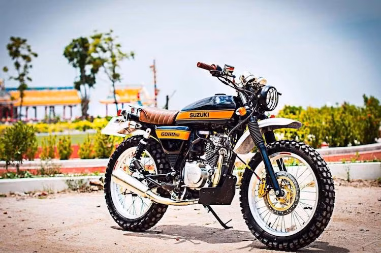 Để biến GD110 trở thành một mẫu xe địa hình cổ điển, Eng Customs đã gắn chắn bùn trước ở vị trí cao hơn, ngay sát chảng ba dưới. Trong khi đó, cặp vành nan nguyên bản 17 inch đã được nâng cấp lên niềng nhôm 18 inch sắc sảo hơn, đi kèm với 2 lốp gai theo phong cách xe "cào cào" chuẩn mực.