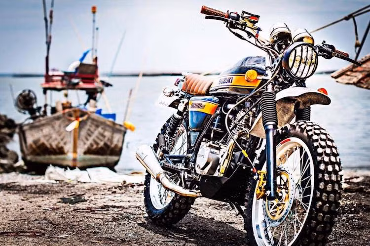 Ở phiá trước, cụm đèn pha tròn nguyên bản của GD110 đã được xưởng độ Thái Lan thay bằng đèn pha mới với lưới chắn phía trước kiểu xe Jeep quân sự khỏe khoắn hơn. Hệ thống giảm xóc trước của xe được giữ nguyên, trong khi hệ thống phanh trước đã được xưởng độ nâng cấp lên phanh đĩa.