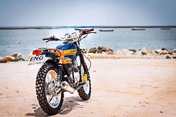 Sau khi tối giản phần đuôi xe, xưởng độ đã biến phần khung phụ phía sau trở thành một giá đèo hàng nhỏ, đồng thời trang bị cho người lái chiếc yên solo bọc da cổ điển. Với ghi-đông thấp và rộng hơn nguyên bản, chiếc GD110 của Eng Customs có tư thế ngồi và độ linh hoạt giống một chiếc tracker.