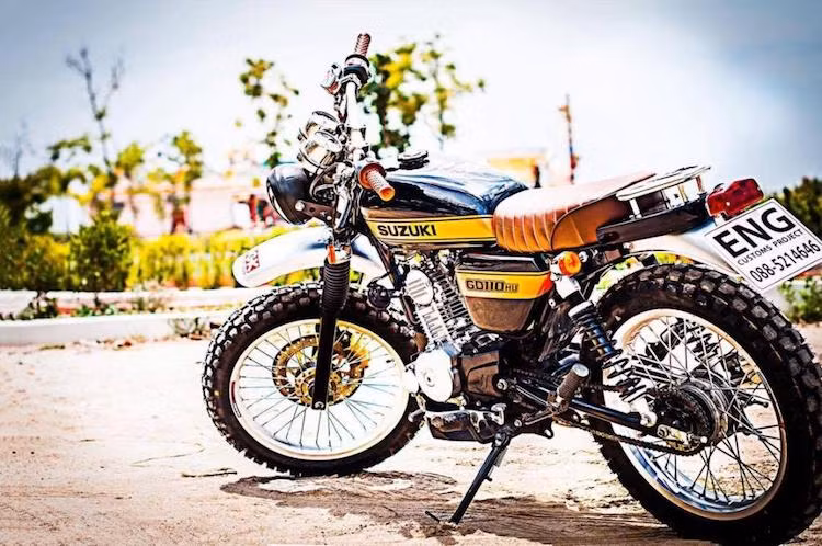 Toàn bộ phần thân xe và đuôi nguyên bản của chiếc GD110 đã được Eng Customs vứt bỏ hoàn toàn. Thay vào đó, xưởng độ này đã lắp cho chiếc xe bình xăng và cặp ốp hai bên thân lấy từ một mẫu Honda khác. Những chi tiết này sau đó đã được Eng Customs sơn trong tông màu đen với những đường kẻ vàng - cách phối màu quen thuộc của Ducati Scrambler.