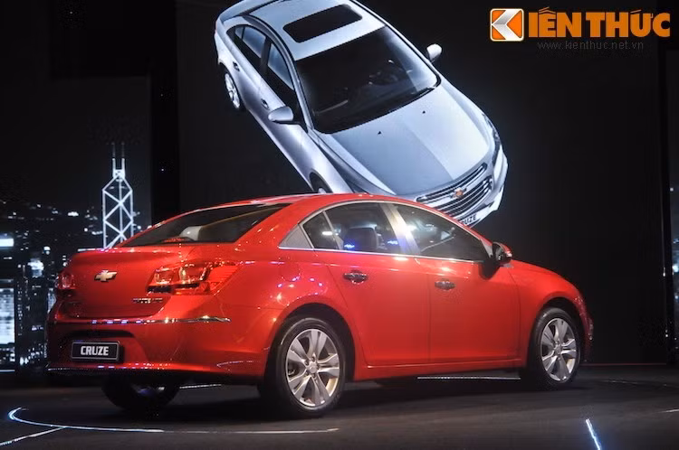 Tính riêng trong tháng 3, Chevrolet đã bán được 325 chiếc Cruze, trong khi tính tổng quý 1 của năm 2017, đã có tổng cộng 864 chiếc xe thuộc cả 2 phiên bản là LT và LTZ tới tay khách hàng Việt. So với các dòng xe khác của Chevrolet, doanh số Cruze hiện đang ở mức cao nhất tuy nhiên nếu nhìn ra toàn bộ phân khúc C, những con số này chỉ đạt mức trung bình.