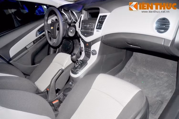 Bên trong nội thất, các chi tiết được giữ nguyên hình dáng, nhưng bảng táp-lô được phối lại màu sắc và chất liệu để đem tới cảm giác sang trọng và tinh tế hơn. Ở đợt nâng cấp 2015, Cruze được bổ sung thêm khá nhiều tính năng và tiện nghi giá trị, trong đó có thể kể tới hệ thống thông tin giải trí MyLink màn hình 7 inch, khởi động bằng nút bấm, điều hoà tự động...