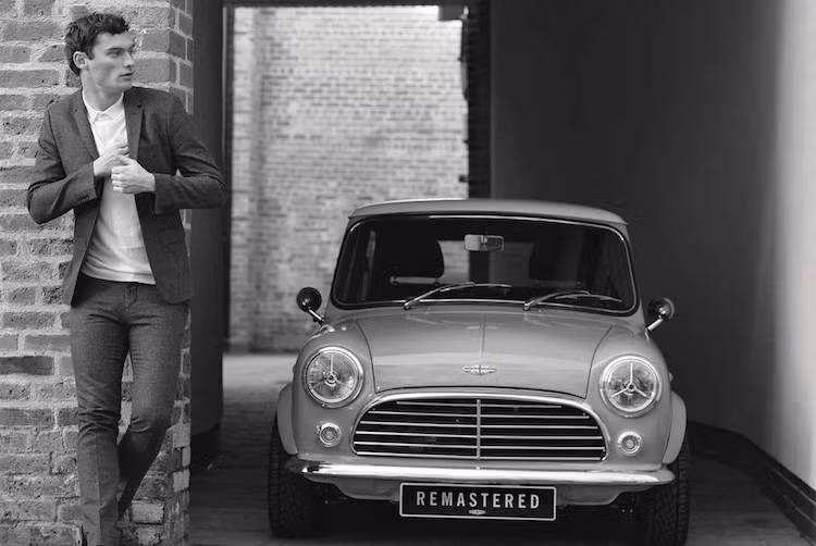 "Xuất thân" từ bản vẽ phác được kỹ sư Sir Alec Issigonis vẽ phác trên giấy ăn của một nhà hàng, dòng xe cỡ nhỏ MINI cổ điển đã trở thành một trong những "biểu tượng" của Anh Quốc. Chúng cũng nổi tiếng qua nhiều "vai diễn" trong các bộ phim như The Italian Job và Mr.Bean. Hiện thương hiệu MINI đã về tay BMW, nhưng những chiếc MINI "đời đầu" vừa "tái sinh" với phiên bản Mini Remastered làm lại.