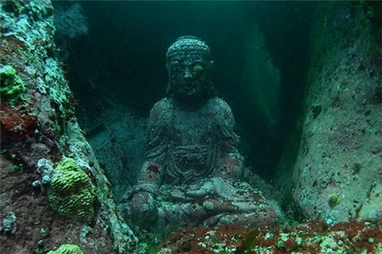 Công trình gồm 10 bức tượng và một ngôi chùa được tài trợ xây dựng ở độ sâu 29m bởi Cơ quan Phát triển Quốc tế Úc (AusAid).