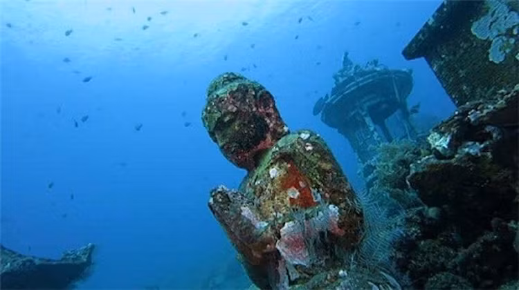 Du khách khi muốn chiêm ngưỡng những bức tượng tinh tế của ngôi chùa này có thể lặn sâu dưới đáy biển.