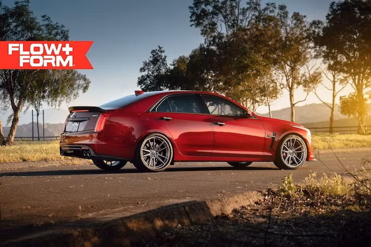 So với các phiên bản thường, CTS-V cũng cực kỳ vượt trội về công suất khi được trang bị khối động cơ V8 6.2l siêu nạp với tên mã LT4, vốn đã từng được sử dụng trên mẫu xe "cơ bắp" Chevrolet Corvette Z06 và Chevrolet Camaro ZL1. Tuy nhiên so với 2 mẫu xe còn lại, công suất của CTS-V bị giảm một chút, chỉ còn 640 mã lực và mô-men xoắn 854 Nm.