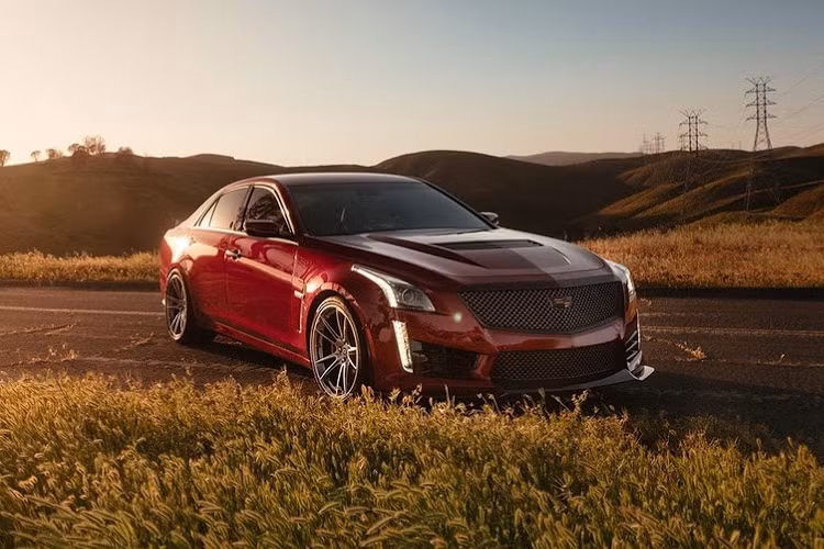 Tại thị trường Mỹ, giá bán Cadillac CTS-V là 86.990 USD (tương đương 1,97 tỷ đồng). Mức giá này rẻ hơn khoảng vài ngàn USD so với mọi đối thủ tới từ châu Âu của chiếc xe. Chiếc sedan cao cấp "cơ bắp" Cadillac CTS-V thế hệ mới vốn đã ít xuất hiện hơn so với các đối thủ tới từ Đức, nay lại càng trở nên đẳng cấp hơn với bộ mâm Vossen "hàng thửa".